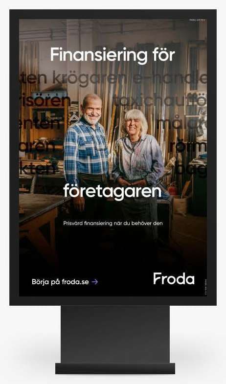 Digital out-of-home ad reading "Finansiering för företagaren" on a freestanding kiosk screen